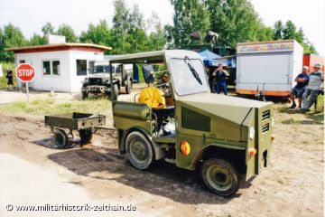 NVA Schlepper für die Feldversorgung