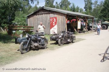 Kradmelder auf Dnjepr MT 10 und BMW R 75 bei der Rast