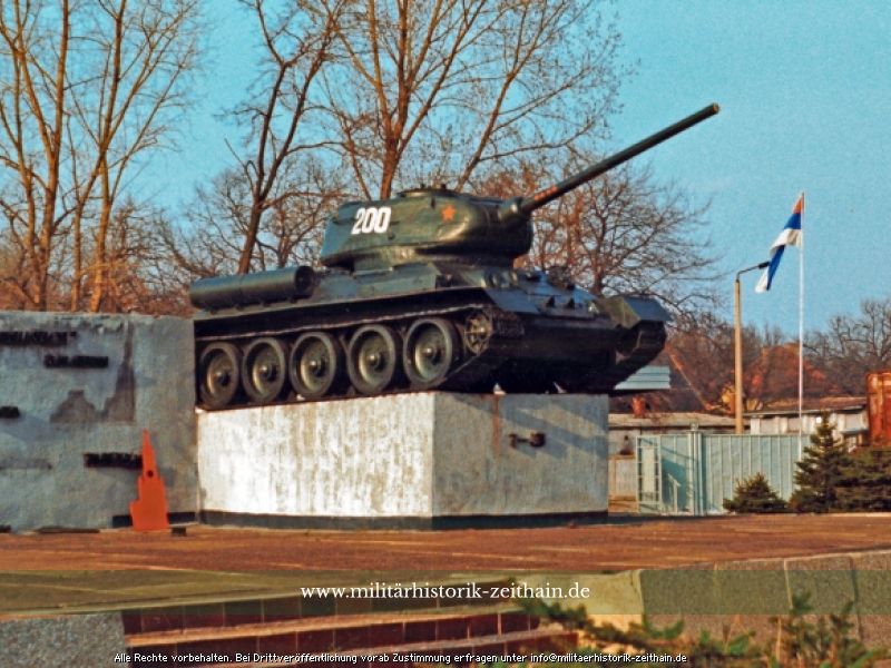T-34 Sockelpanzer am Eingang der sowjetischen Garnison Zeithain