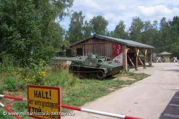 Kettenzugmittel MT-LB am Checkpoint 