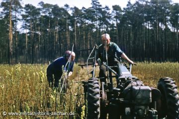 Landwirte aus Kleintrebnitz während der Feldarbeit