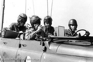 NVA Fallschirmjäger nutzen den Feldflugplatz Zeithain