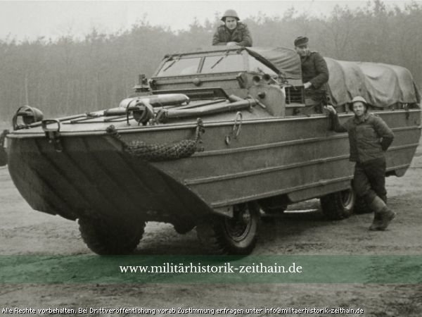 Einheiten des PiB-11 mit ihrem BAW-Schwimmwagen nahe dem Wasserübungsplatz