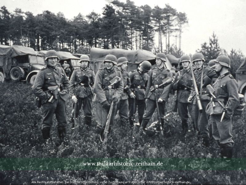 Schanzarbeiten auf dem TÜP Zeithain; im Hintergrund: Protzkraftwagen KRUPP-PROTZE (Kfz. 69) und m. gl. Pkw. (Kfz. 15)